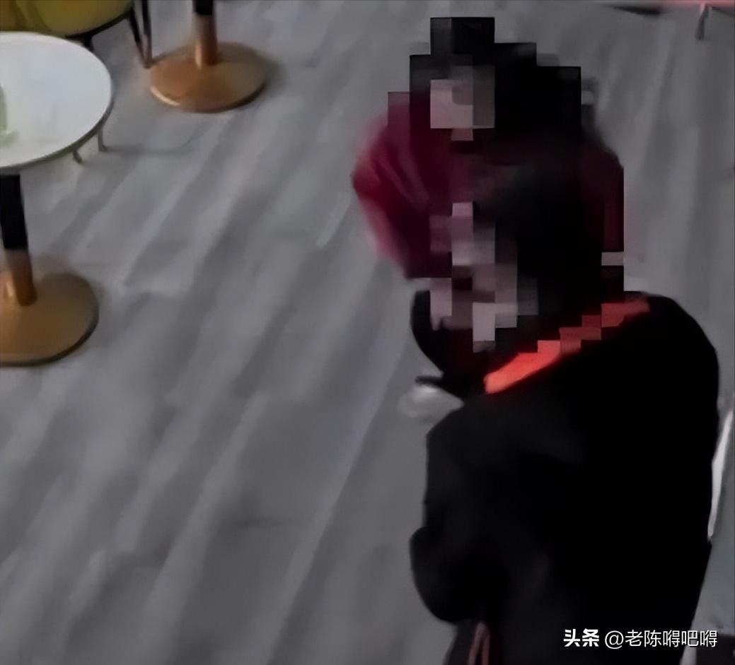 男子在公共场所裸露*体下**,强行让邻桌女性观看,三名女性被吓跑