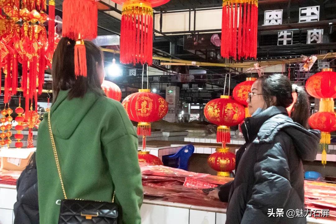 迎春接福送春联红红火火过大年,网络中国节贴春联