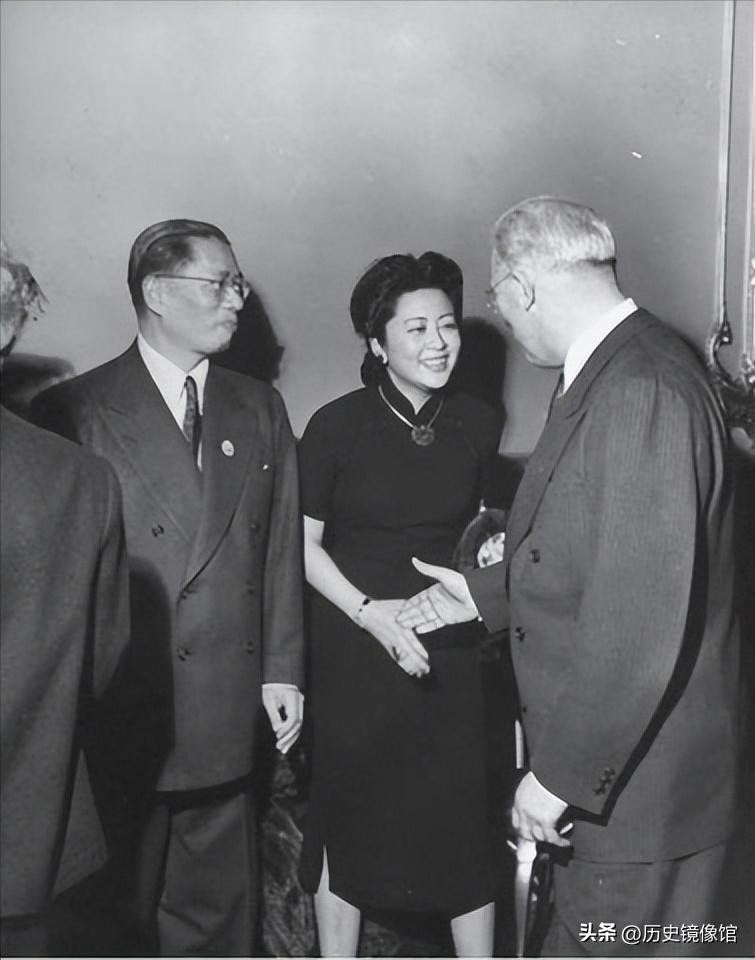 中外历史老照片，希特勒向他鞠躬，乔布斯对IBM竖中指