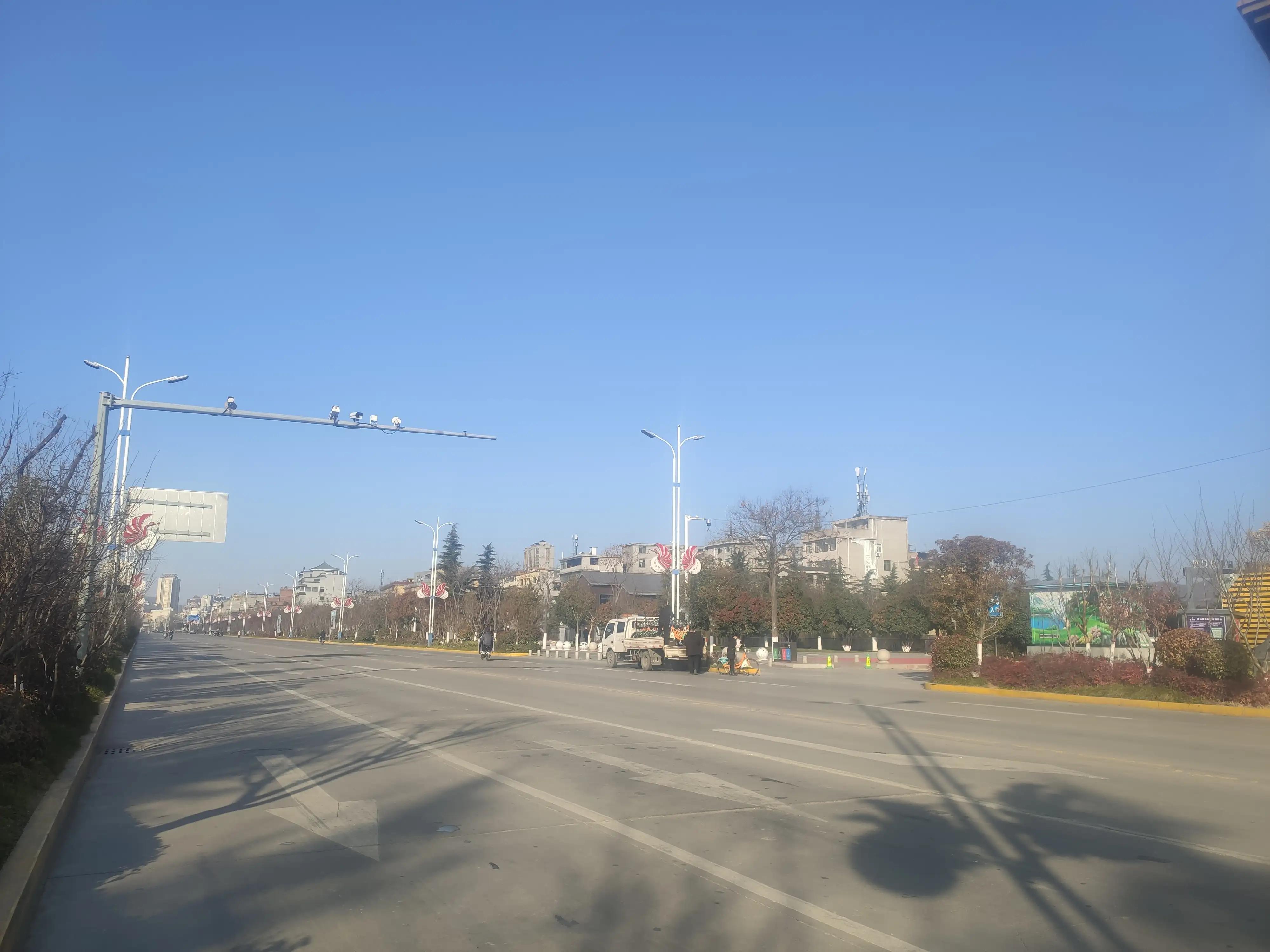 山色空蒙雨亦奇,水光潋滟晴方好山色空蒙的意思