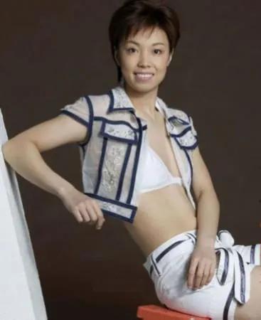 她是世界女乒第一人,大20岁老公与袁立同居12年,转身把她宠上天