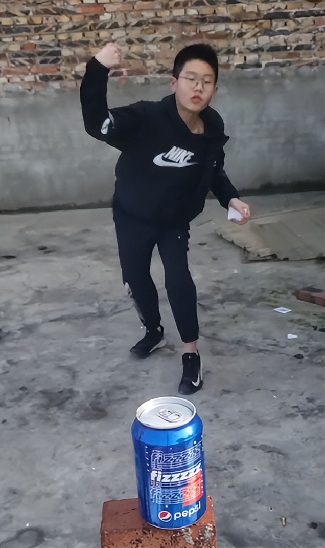 扑克牌真的能插进木板里吗,小孩扑克牌打穿木板