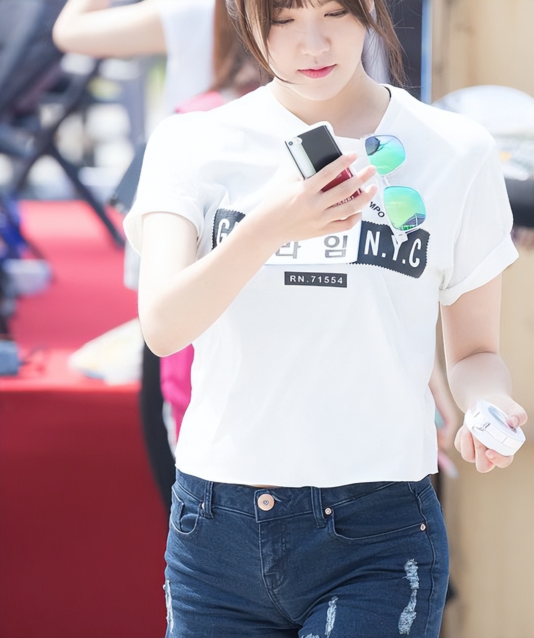 牛仔裤穿搭显出妹子温婉如水气质,牛仔裤干练的搭配穿出清爽女人味