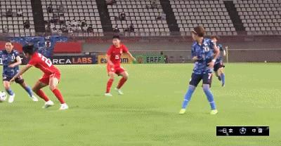 中国女足被日本队压着打!8号为何总把球踢出界?王炸首发也不灵