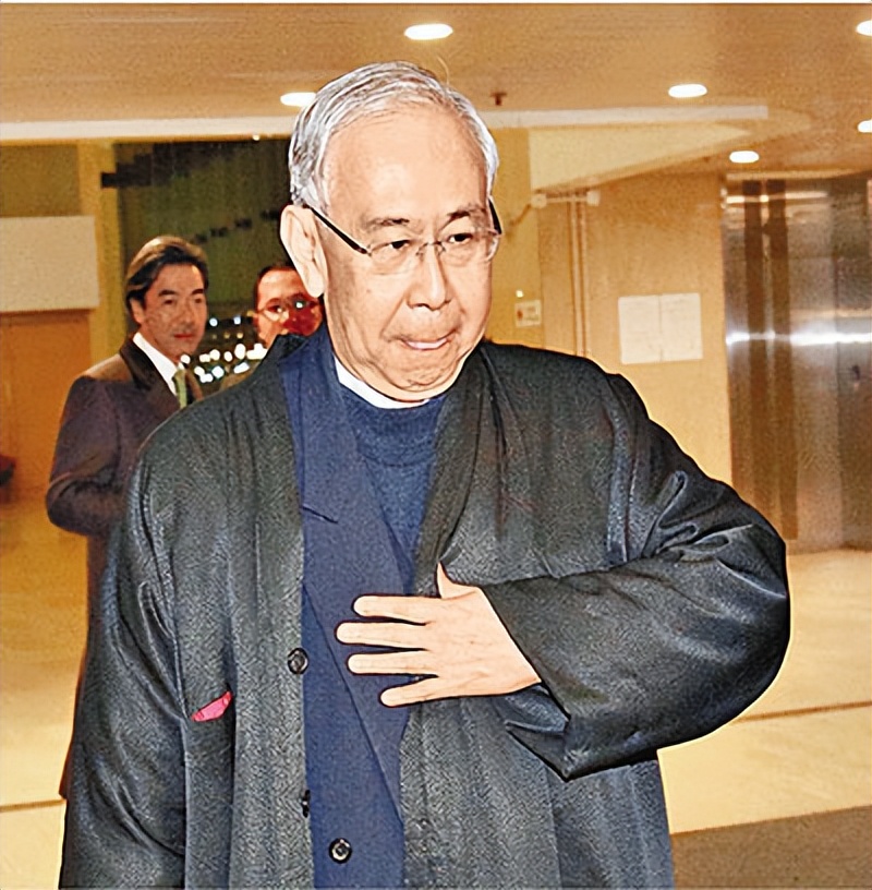 香港巨贪许仕仁：受贿4000万，花1118万泡空姐，却没占到太多便宜