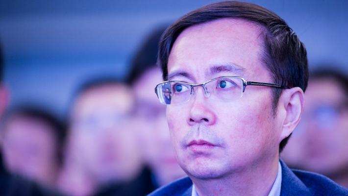 他生于上海，放弃副总裁位置，跑去辅佐马云，最后成董事长