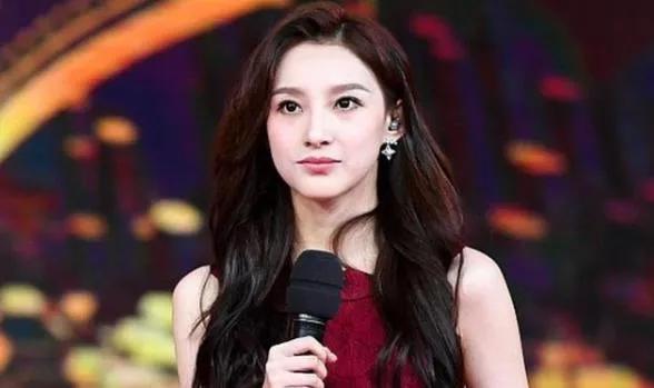 今年春晚主持人全上了热搜,首次主持春晚她因太漂亮登上热搜