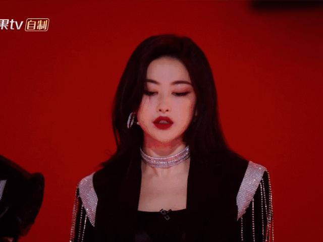 除了嫁人，她的每一步都踩准“名媛天花板”