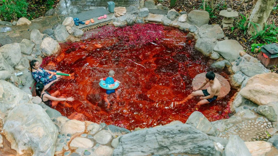 云南西部大峡谷泡温泉,云南原始森林温泉