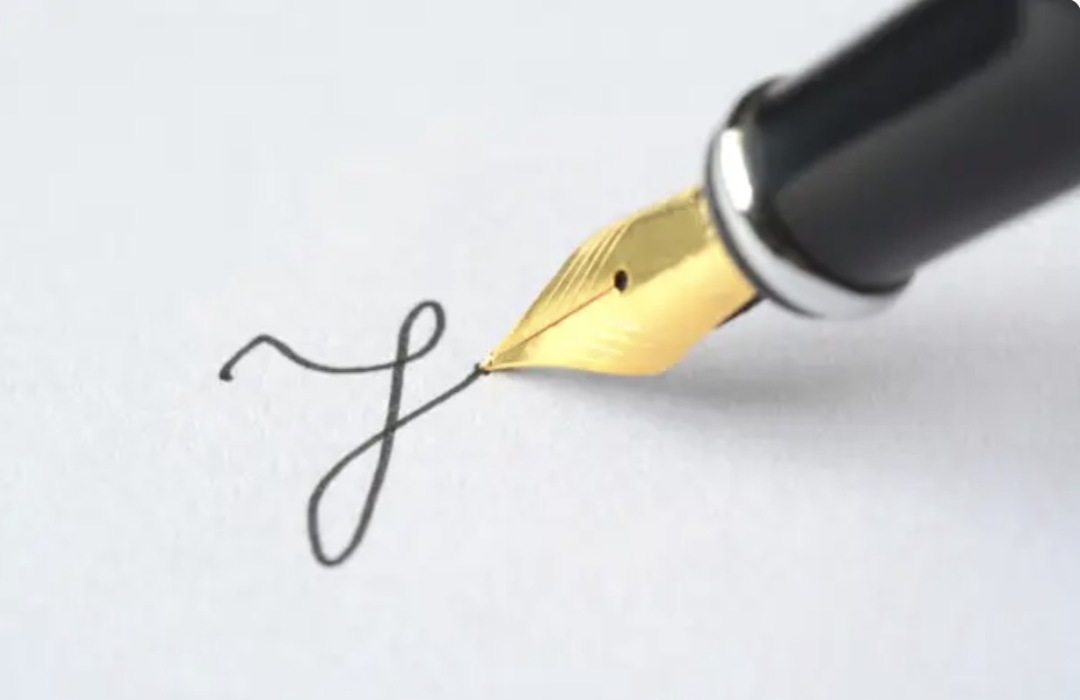 牛皮纸包书、电视不灵就猛拍，这些“中年人绝活”，你会几个？