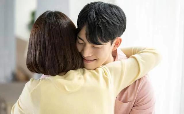 月入10万，1小时收费50美元，带您揭秘“美女拥抱师”这个职业