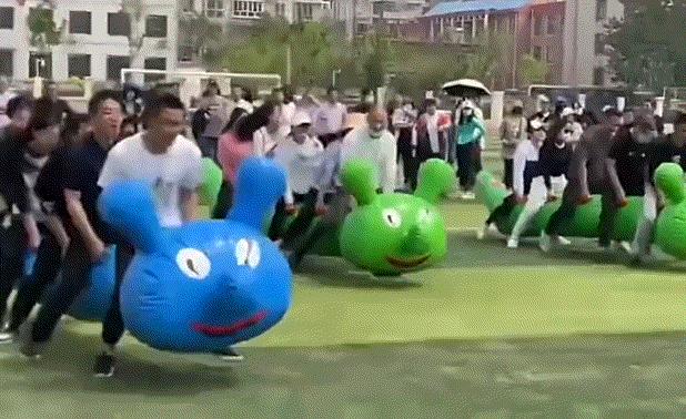 小哥也太菜了，不但没打中一个，还摔倒了，而且这不是足球