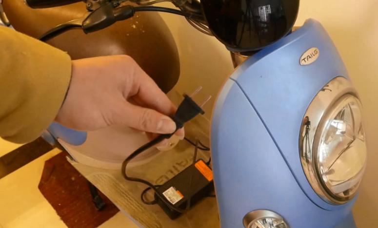 电动车多久不充电电池不会损坏,电动车一次充电不满会伤害电池吗