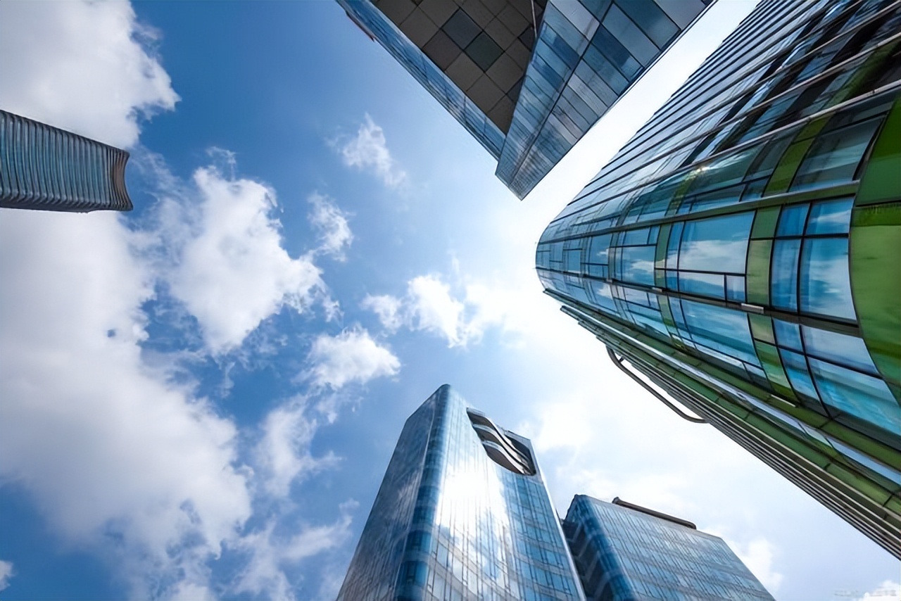 他是南京首富，35岁身家千亿！父亲娶学生为妻，成地产界“霸主”