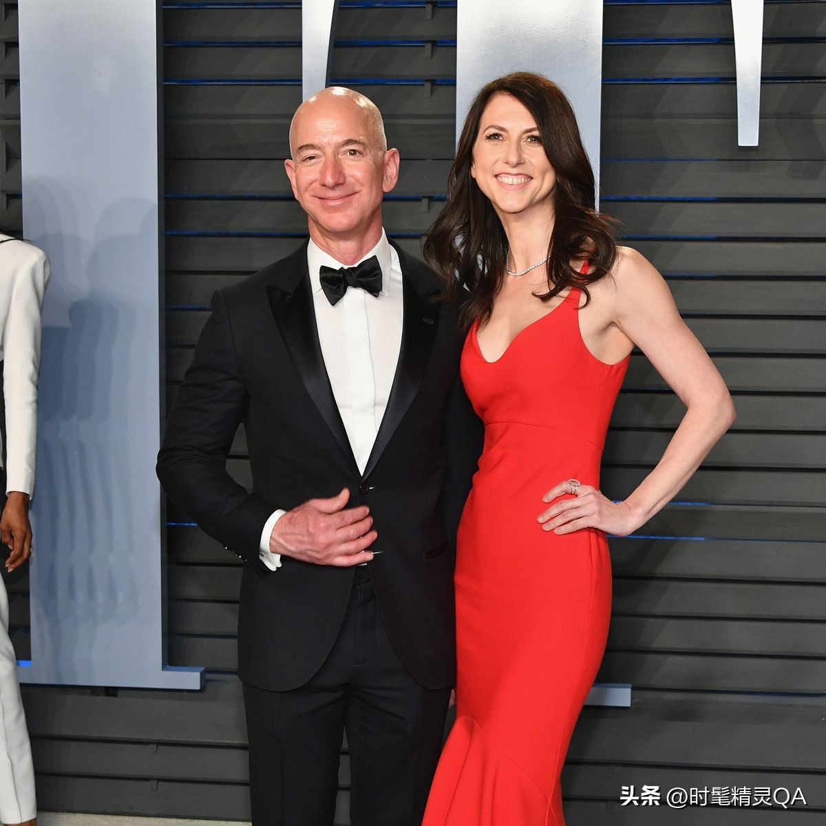 贝佐斯和桑切斯的恋情,贝索斯与女友桑切斯秀恩爱