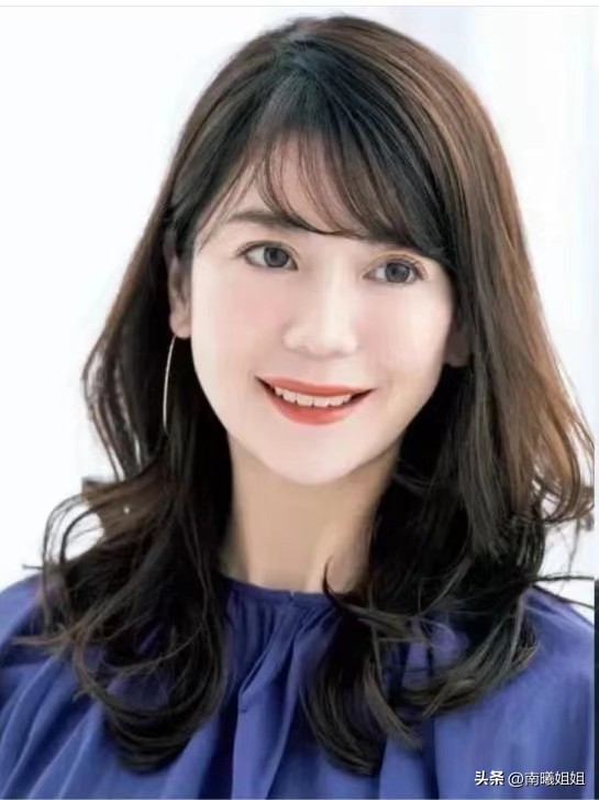 到老都优雅的女人不会“烫羊毛卷”，换上这3种发型，更时尚洋气