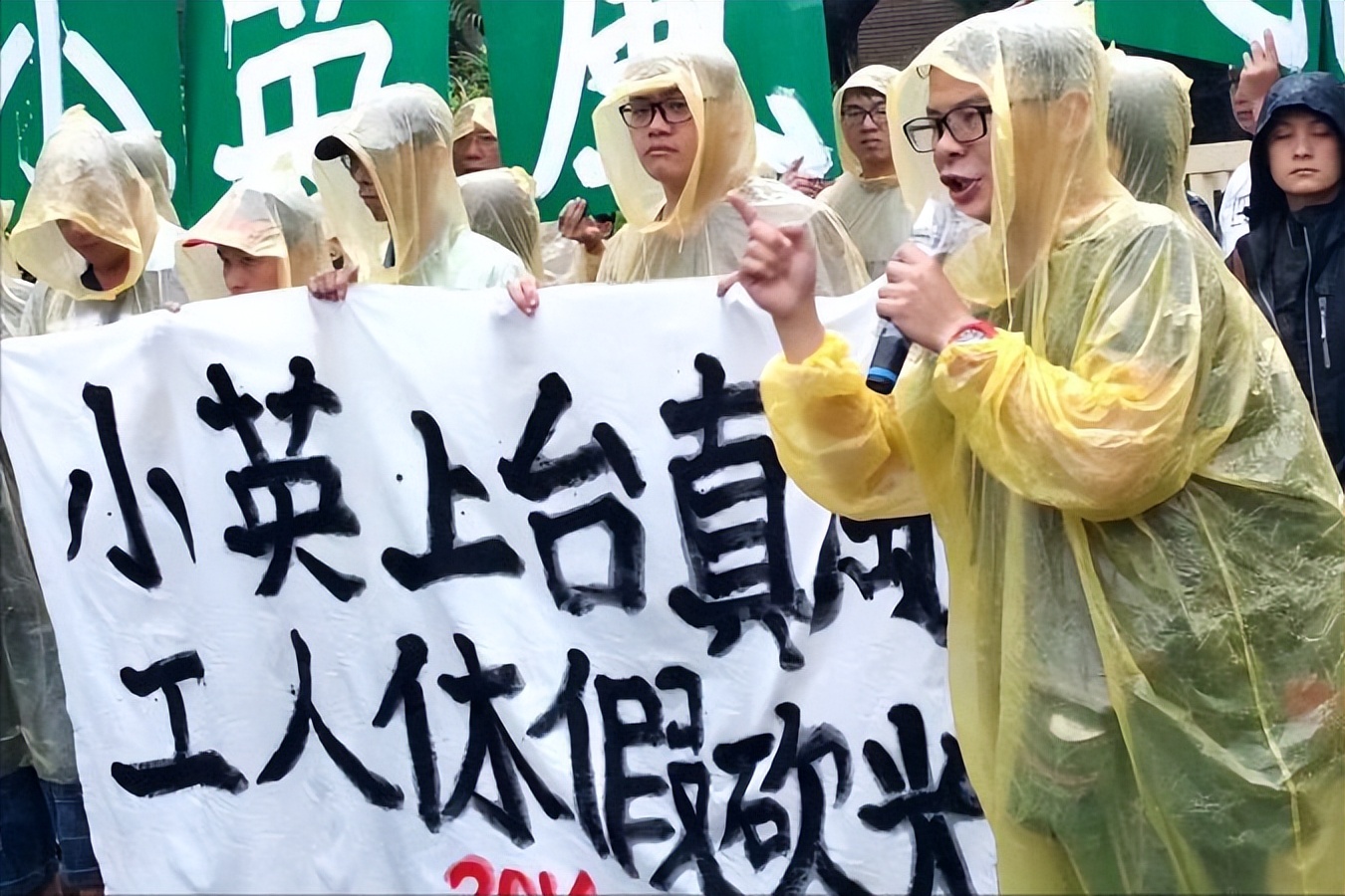 从大陆赚钱暴跌35%，台当局对抗大陆代价惨痛，请求进行对话磋商