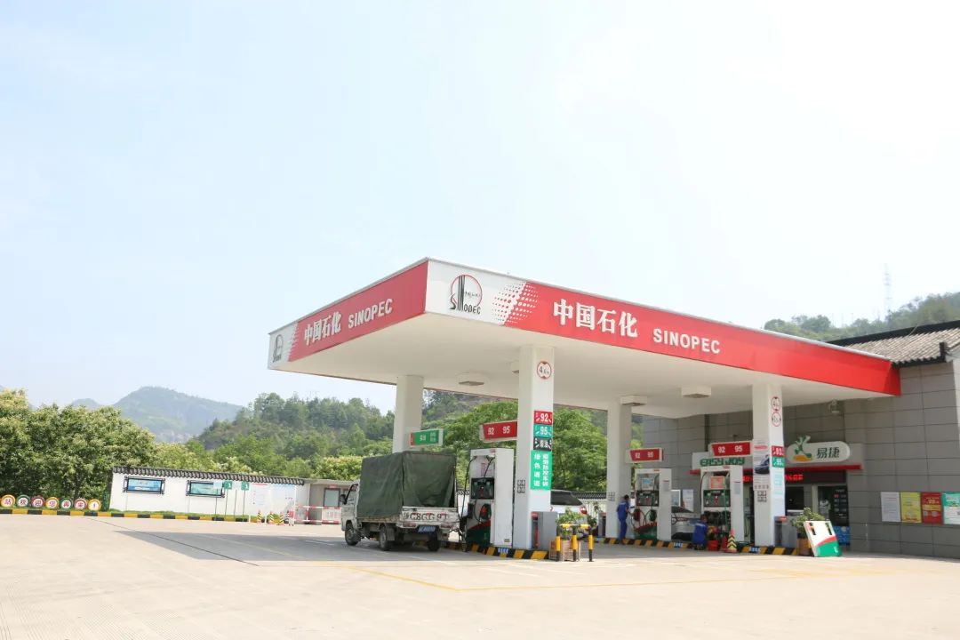 奔驰车油箱剩多少油再加油合适,奔驰glb200油箱剩多少加油合适