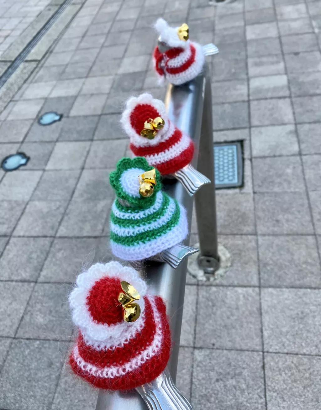 害怕小鸟受凉，有人悄悄为它们织了22年的毛衣