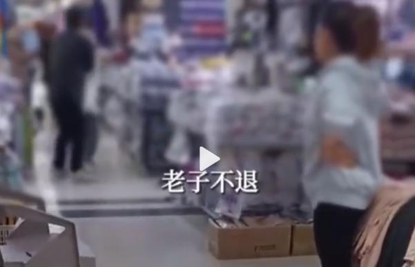 妻子买衣服被丈夫埋怨,男子强拉老婆退掉几十元的衣服