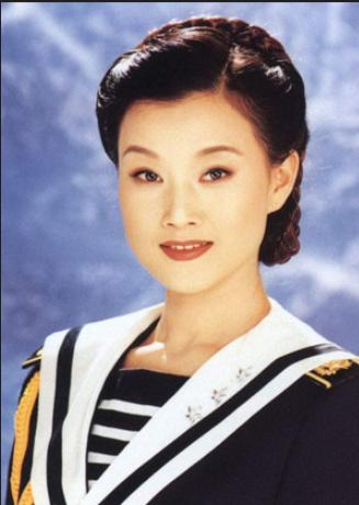 歌唱家*祖英宋**:和丈夫分居8年，39岁高龄产子，57岁身材好似少女