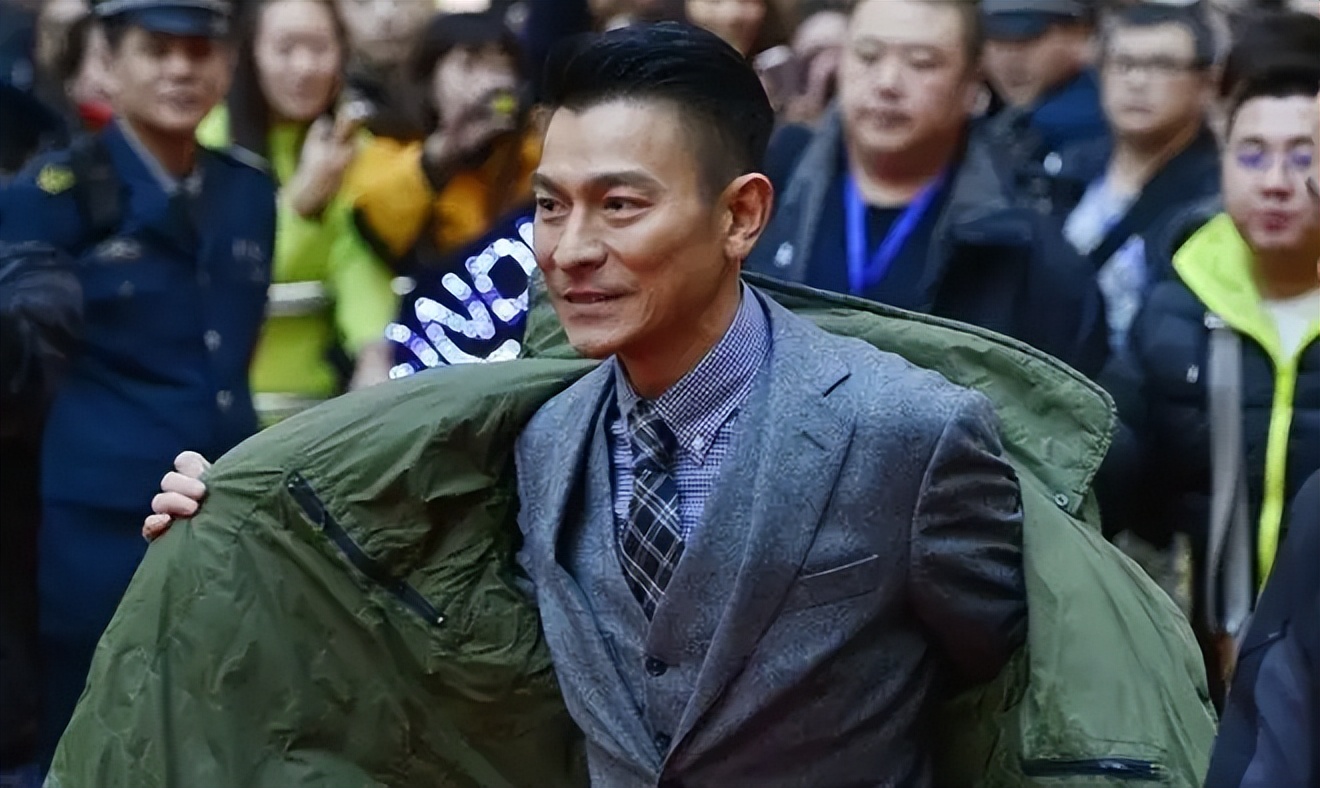 刘德华回老家认祖归宗故事,1997年刘德华回到家乡新会认祖