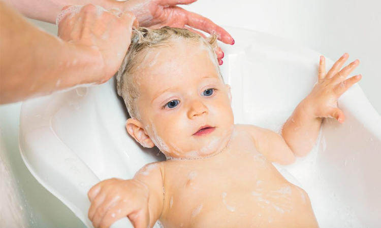 肚脐未掉新生儿洗澡的正确方法,刚刚出生的宝宝洗澡的正确方法