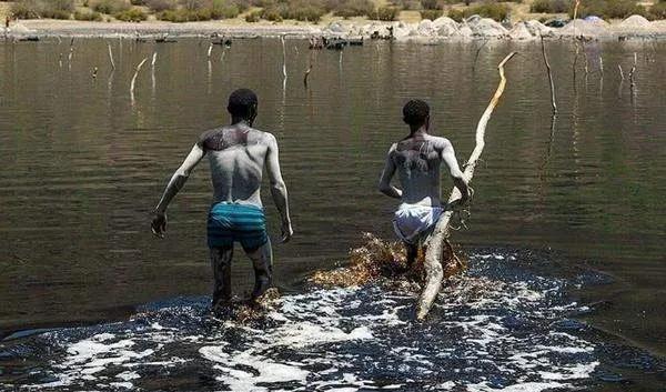 日薪60元的非洲采盐人，用命换钱，几年时间全身溃烂、耳聋失明