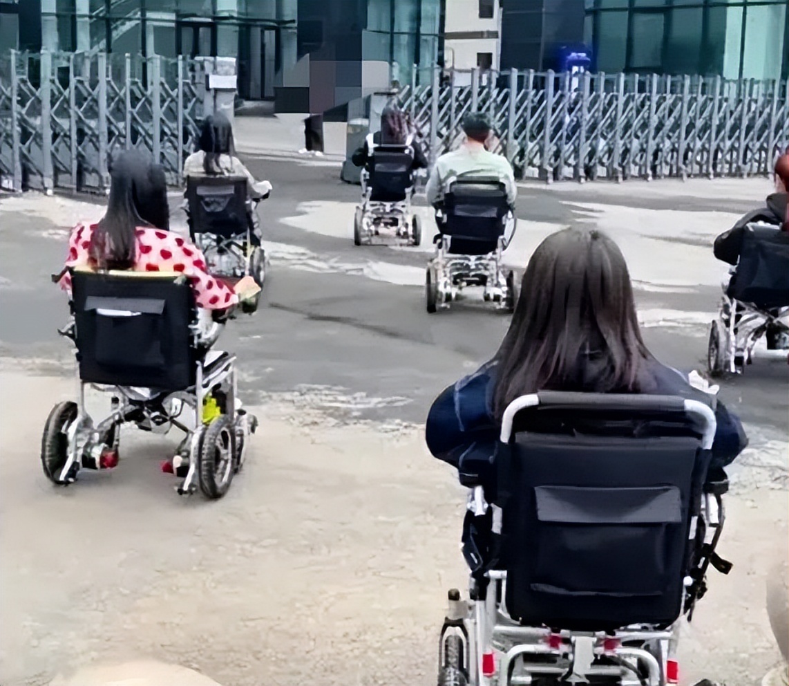 广州市民电动轮椅出行,广州年轻人电动轮椅出行