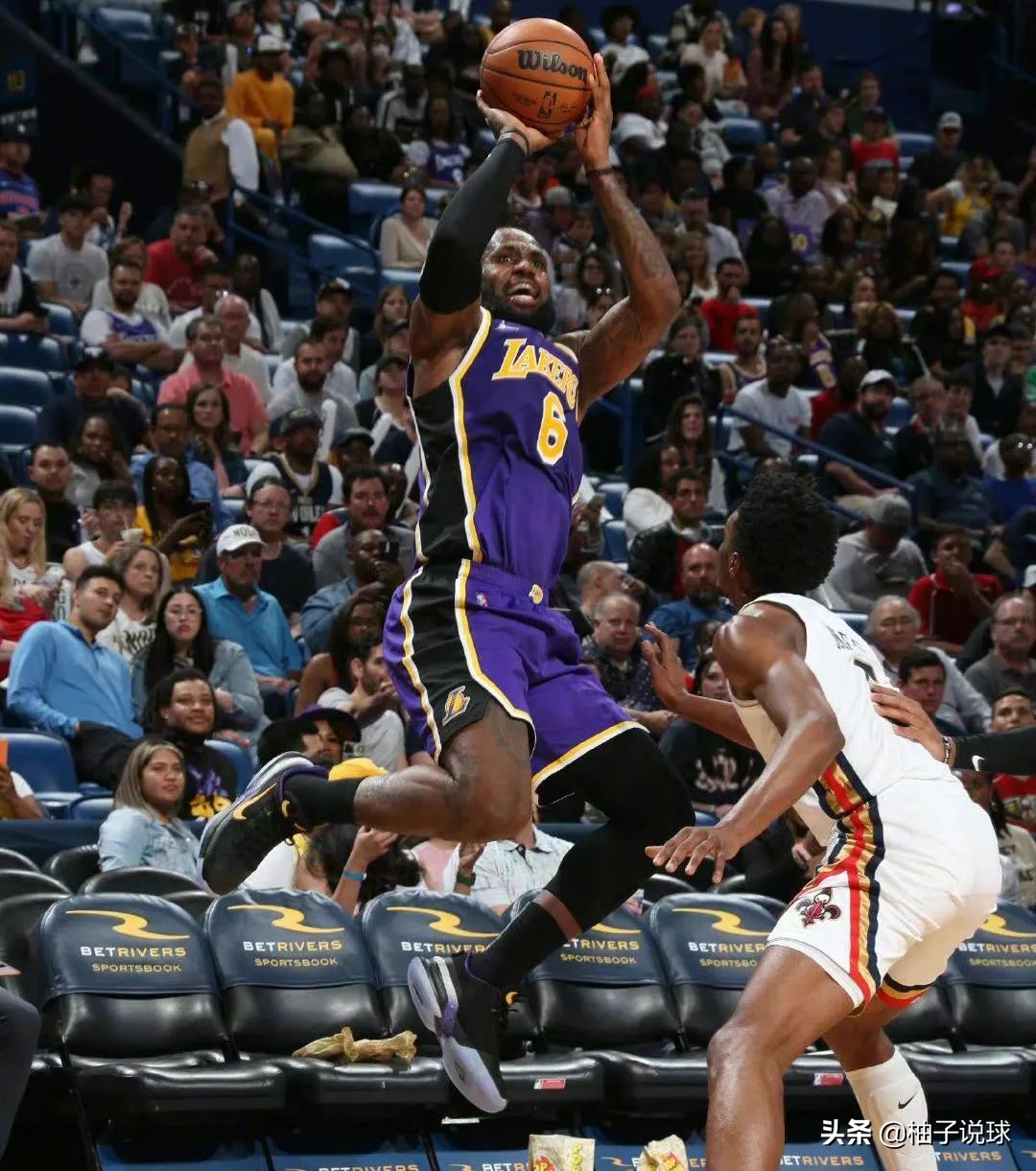詹姆斯错失3分湖人惨遭绝杀,湖人附加赛詹姆斯