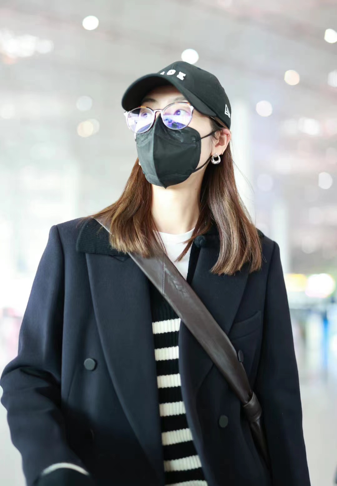 刘雯穿咖色西装戴毛线帽现身机场,刘雯同款大衣配什么裤子