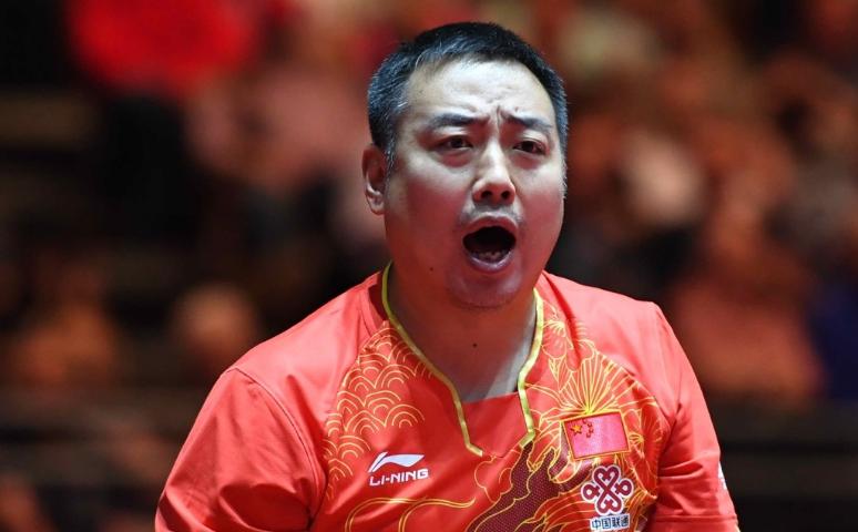 刘国梁宣布决定祝贺孙颖莎夺冠,国乒孙颖莎陈梦刘国梁颁奖拥抱