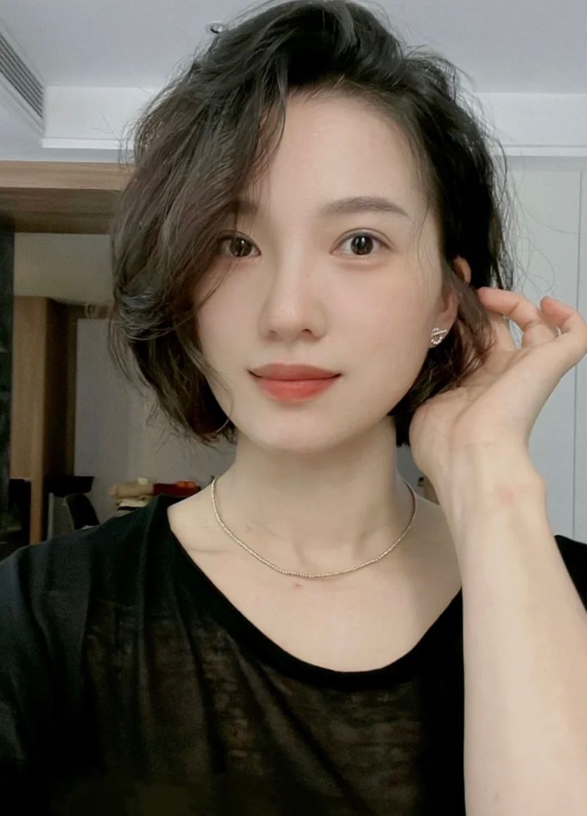 中年女士发量少烫什么发型好看,中年女士烫什么头发好看显年轻