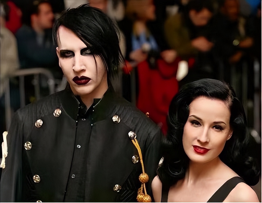 涓栫晫绗竴鑸炲绌跨传鑹茬殑瑁欏瓙,涓栫晫绗竴鑸炲鎯婅壋琛ㄦ紨