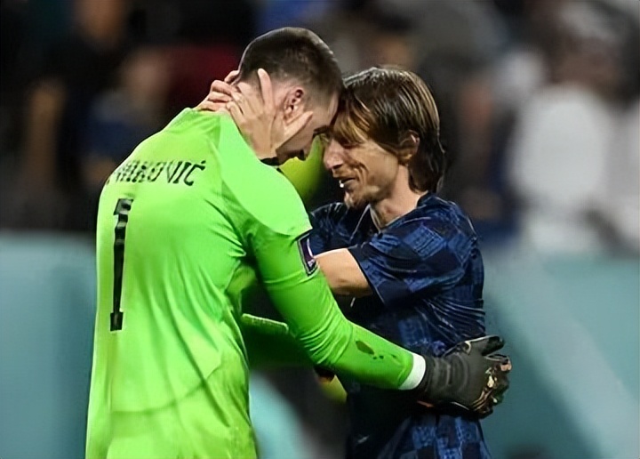 利瓦科维奇踢中超,利瓦科维奇拿球出禁区