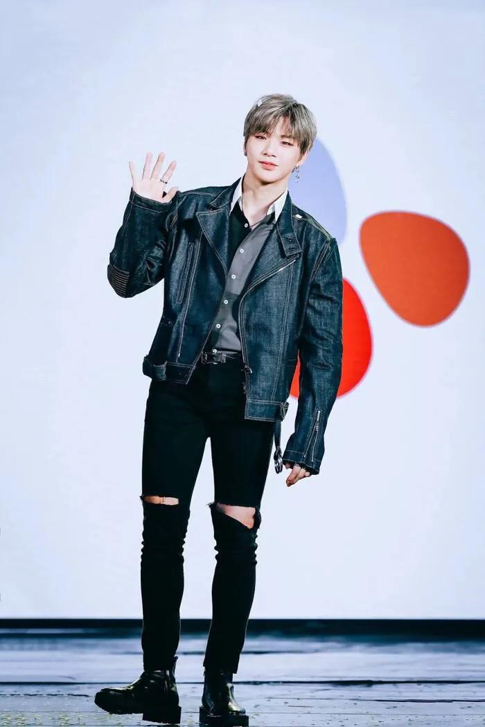 润唇膏韩系,润唇膏涂脸涂嘴的视频