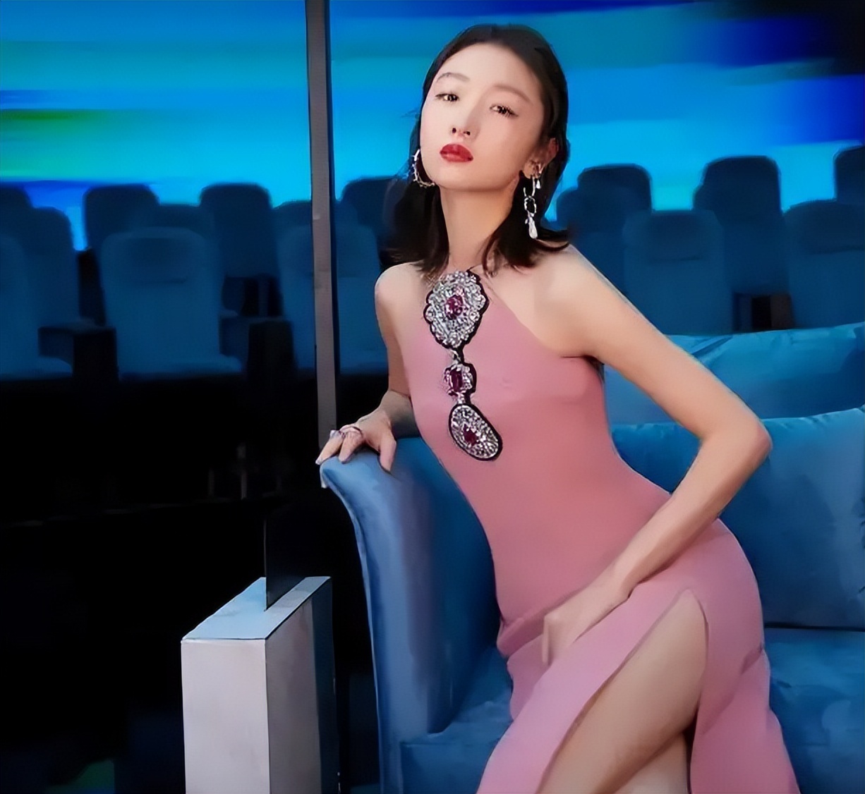 刘嘉玲关晓彤同框,穿旗袍大秀窈窕好身材