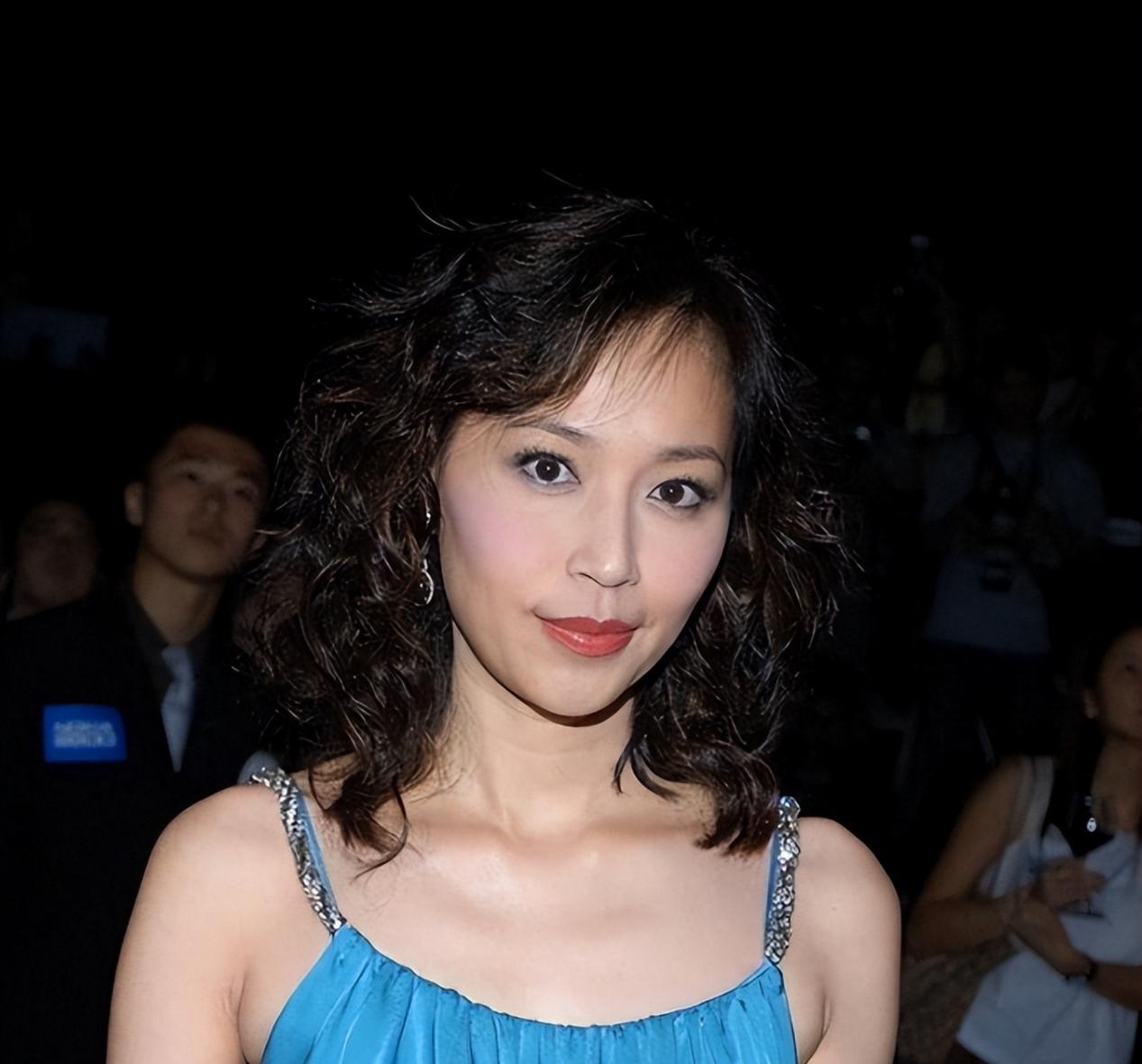 照片中61岁的顾纪筠冻龄美貌,顾纪筠个人简历