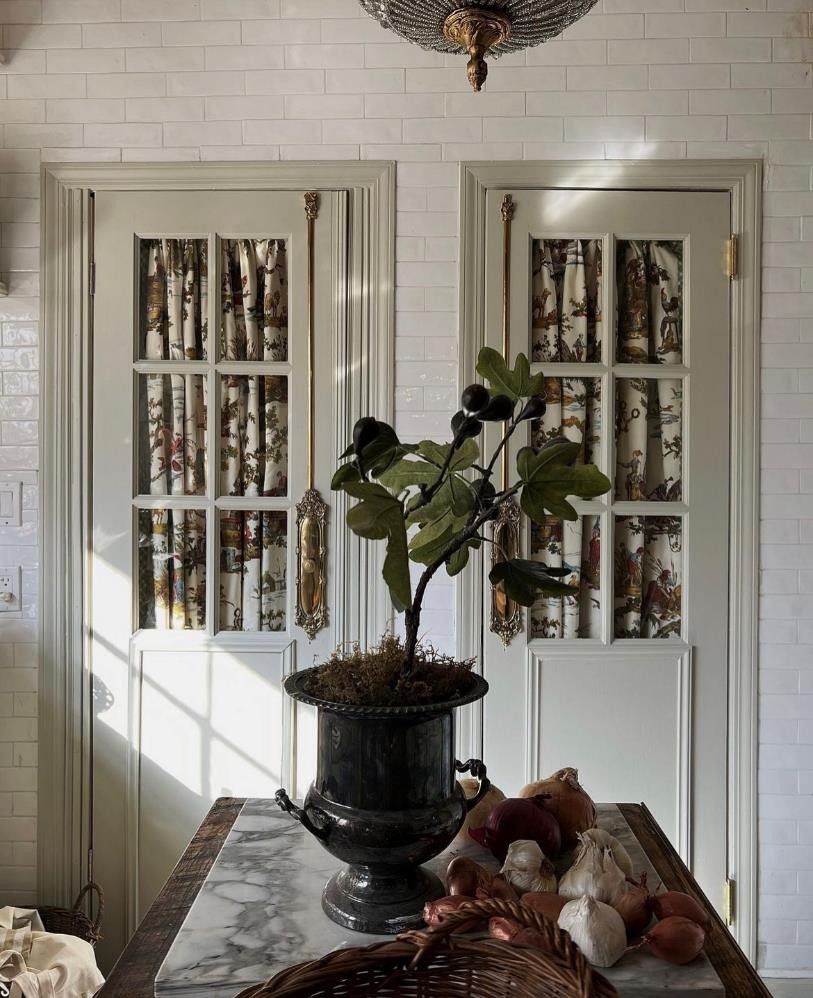 30岁女主装扮的美国住宅，花哨又闪亮，复古极繁主义也别具魅力