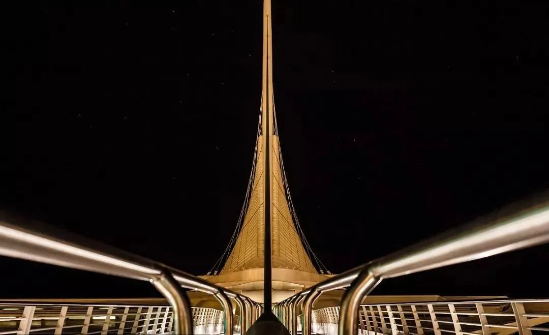 行走在路上的建筑设计师,站在自由之巅