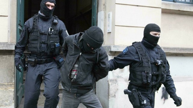 *锁封**措施遭极端*制抵**，德国警方挫败反疫苗分子谋杀州长阴谋