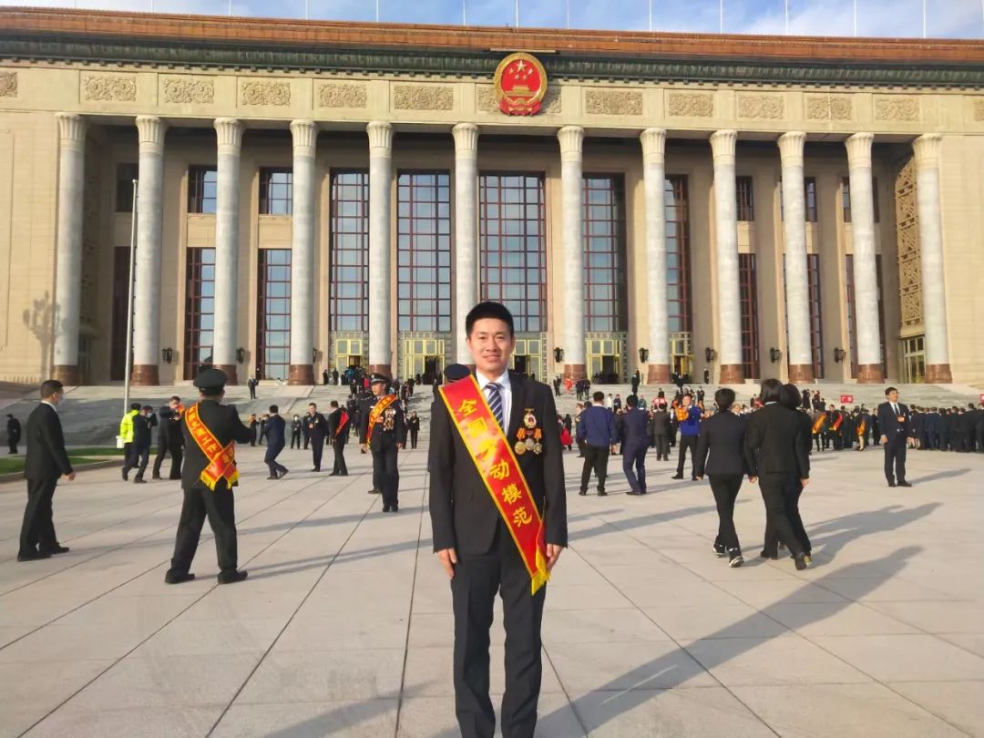 额尔古纳奇人之高擎青春火炬的柴瑞峰