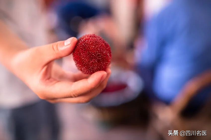 杨梅的小虫子可以吃吗,杨梅里的小虫子到底能不能吃