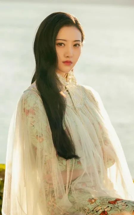 赵露思穿上廉价中国风礼服，俗成了18线网红