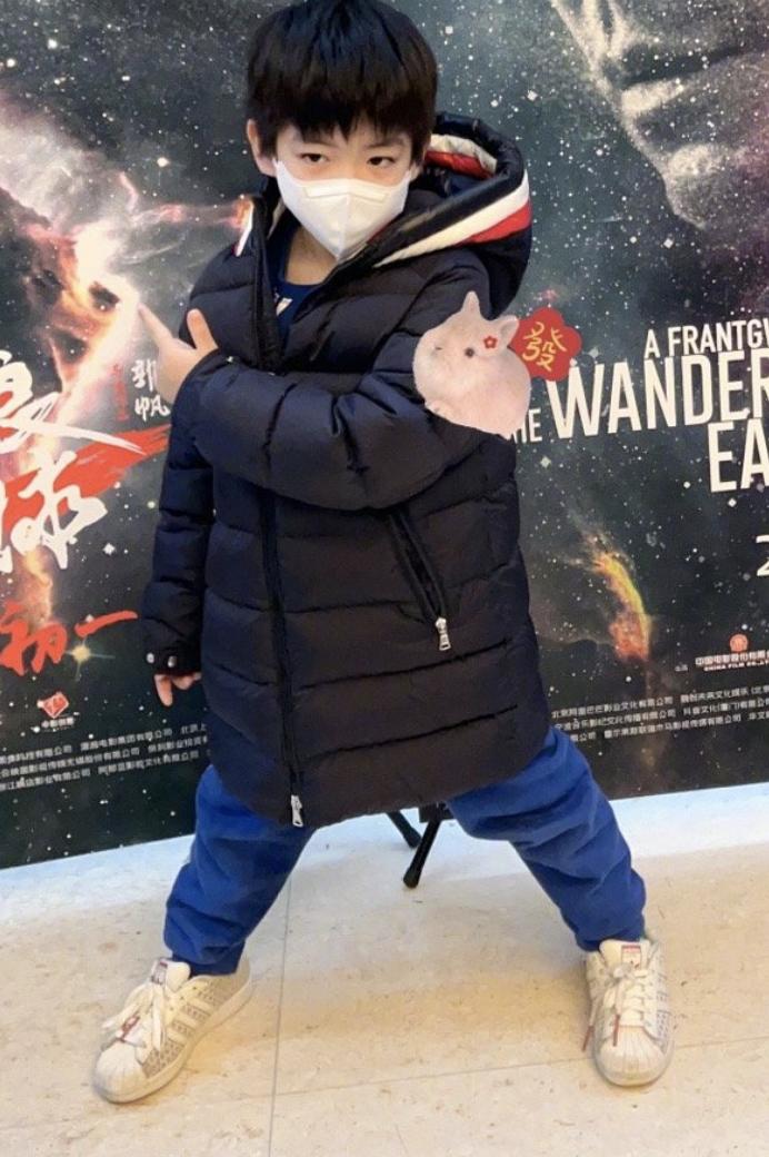 陈妍希给儿子庆生晒与小星星合照,陈妍希晒照为小星星庆生