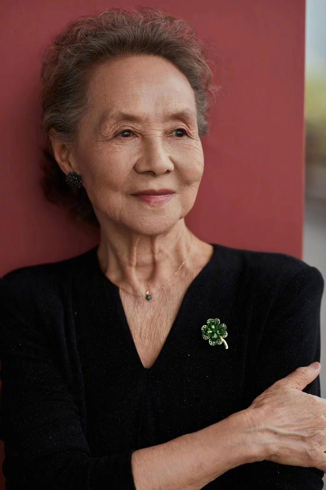 浙江71岁老奶奶穿搭堪比20岁,80岁老奶奶穿衣打扮变年轻