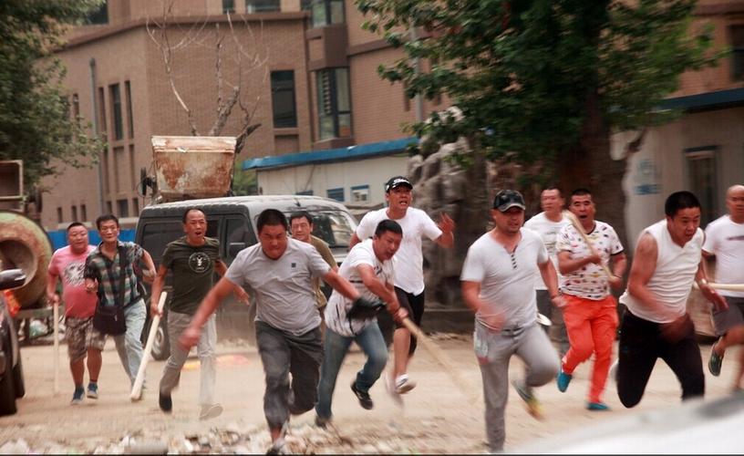 武警队长抓捕恐怖分子,暴恐分子袭击矿工