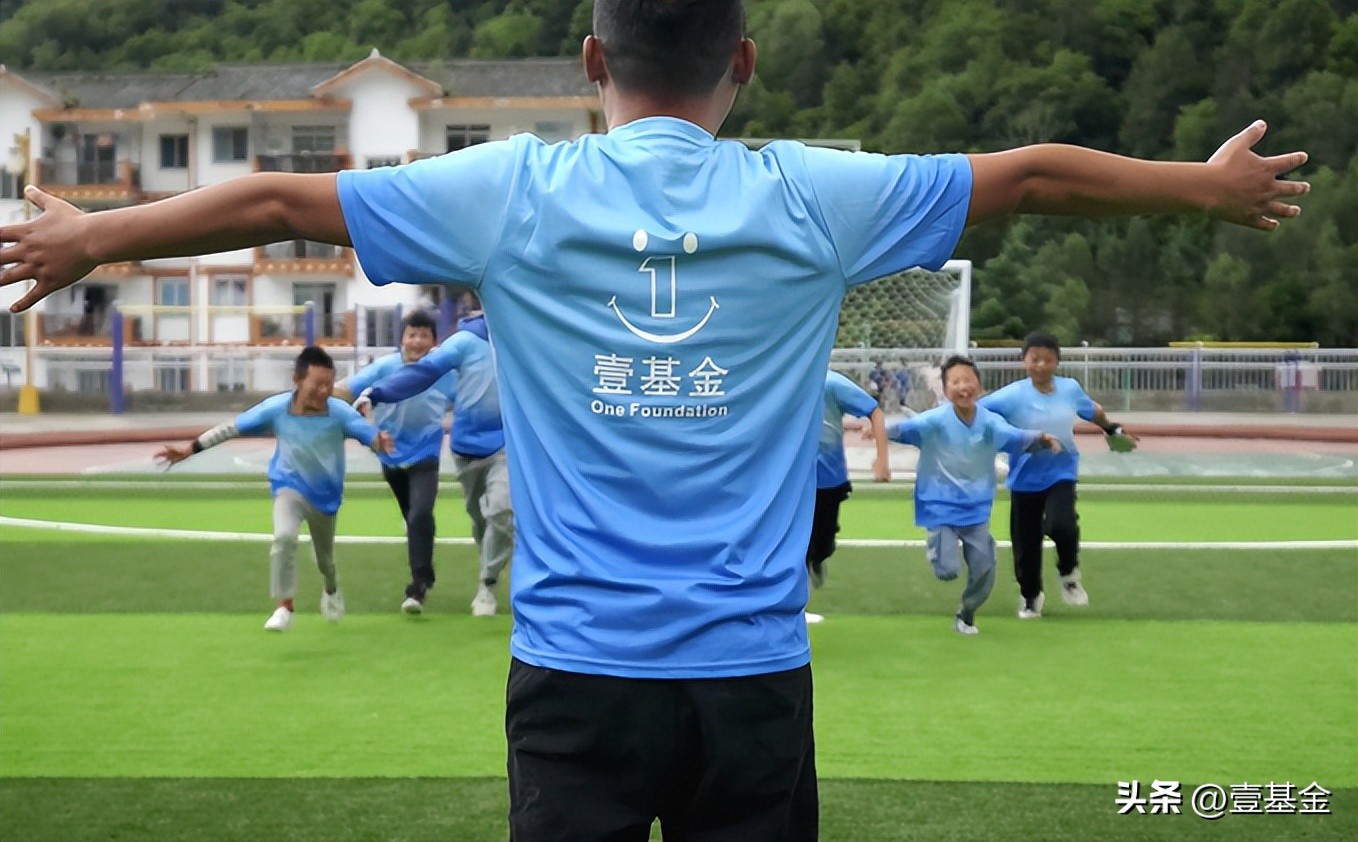 他是母校第一位专职体育老师,在大山里的足球场上播撒梦想的种子