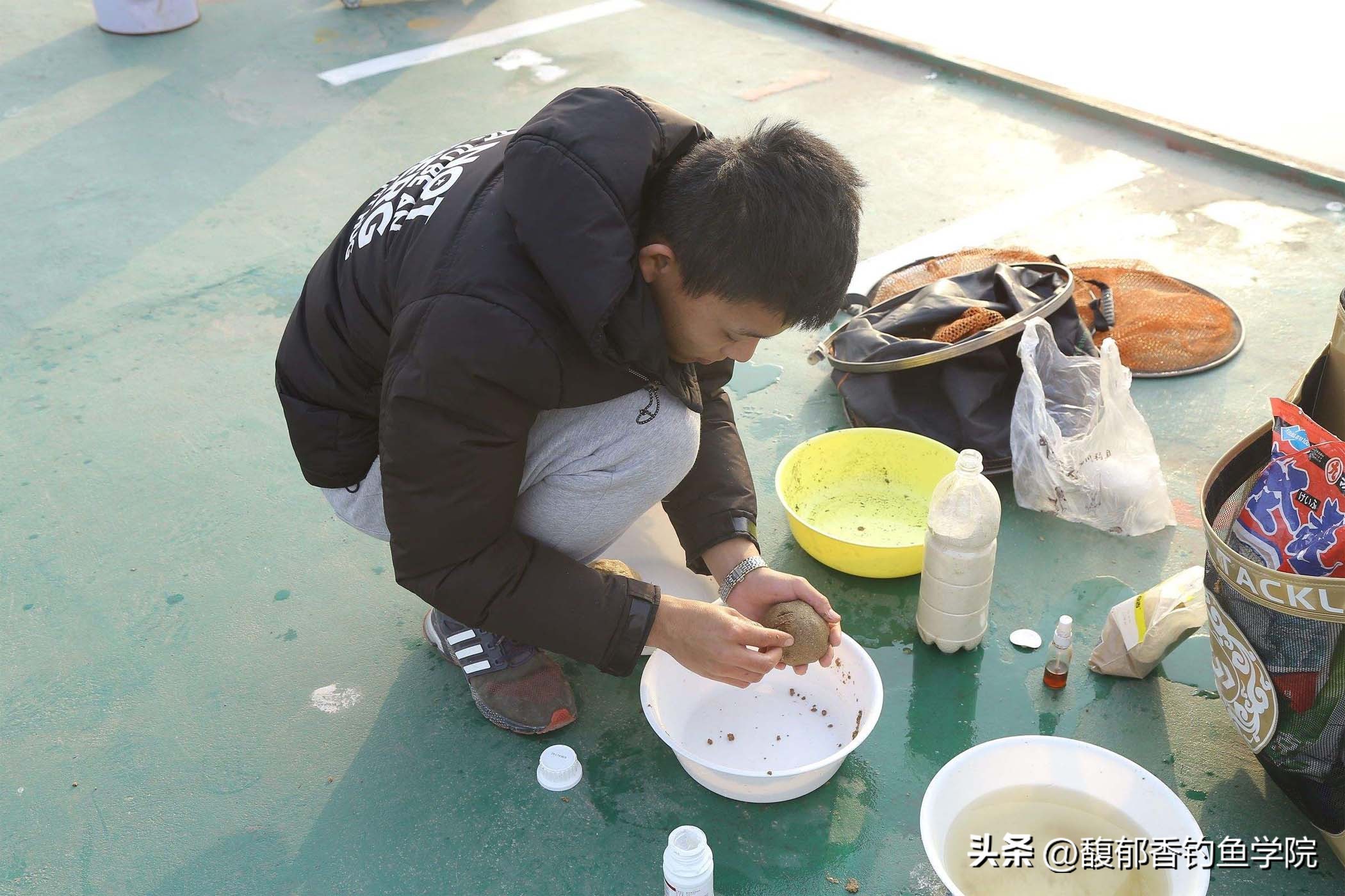 黑坑钓鲤鱼怎么规避小鱼,黑坑鲤鱼上浮不给飞铅怎么钓