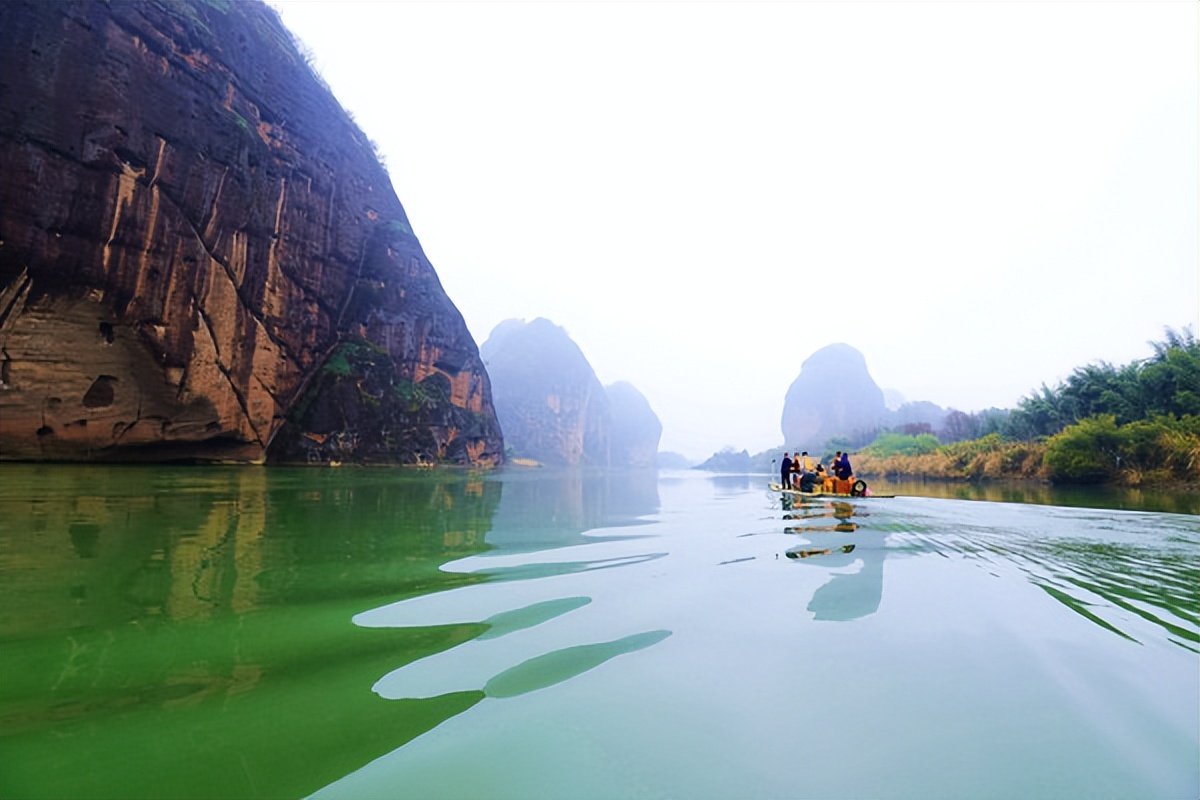 问道龙虎山，观“天下三绝”，“道教第一山”碧水丹霞入画来